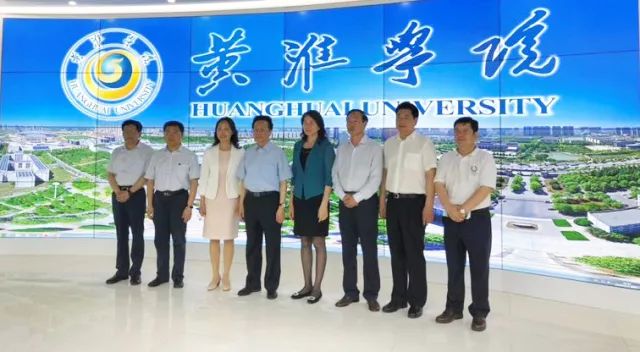 中華職業(yè)教育社理事長(zhǎng)陳昌智、河南省副省長(zhǎng)霍金花一行參觀展廳